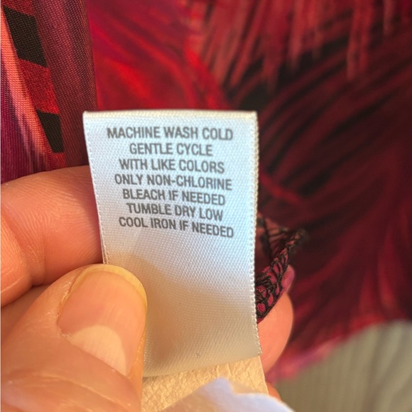 Beautifully red DRESS BARN peacock feather top - Picture 12 of 12